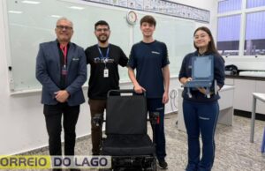 Jovem santa-helenense e colega, estudantes do Ensino Médio, desenvolvem cadeira de rodas com inteligência artificial. Assista entrevista