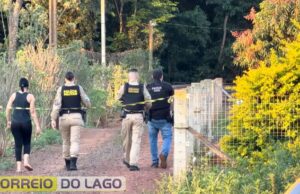Homem armado faz famílias reféns, confronta policiais e foge para a mata em Santa Helena