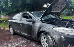Renault Fluence pega fogo em plena rua e mobiliza Bombeiros e Defesa Civil no distrito de Sub-Sede, em Santa Helena