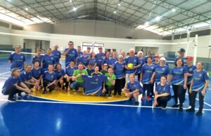 Parceria com o Sicredi garante novos uniformes para idosos de Moreninha em Santa Helena