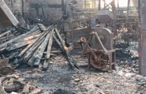 Incêndio de grandes proporções destrói barracão, trator e implementos agrícolas no interior de Toledo