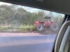 Trator com implemento agrícola tomba na cabeceira de ponte sobre o arroio Ybycuí no Paraguai