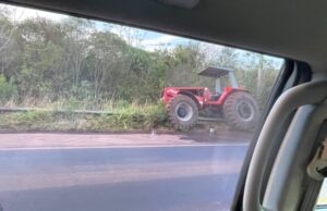 Trator com implemento agrícola tomba na cabeceira de ponte sobre o arroio Ybycuí no Paraguai