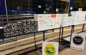 Polícia Militar apreende 468 celulares avaliados em mais de R$ 2,5 milhões em Foz do Iguaçu PM apreende 468 iPhones avaliados em R$ 2,5 milhões