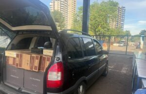 Polícia Federal e forças integradas apreendem cerca de 300 garrafas de vinho descaminhadas em Foz do Iguaçu.