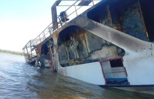 Incêndio destrói barco de turismo no Paraguai