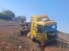 Caminhão carregado com soja tomba após manobra brusca no Paraguai