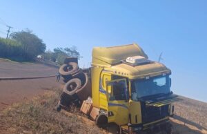 Caminhão carregado com soja tomba após manobra brusca no Paraguai