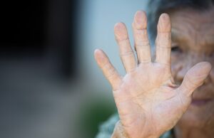 Idosa de 85 anos com Alzheimer é resgatada em Guaíra após ser deixada trancada sozinha em residência Idosa de 85 anos com Alzheimer é resgatada em Guaíra