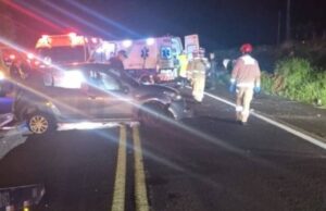 Batida de frente entre dois carros deixa quatro feridos na BR-277, em Céu Azul