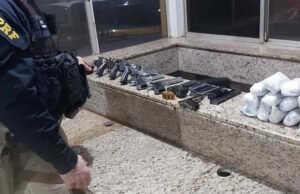 Mulheres são presas com oito armas e drogas em ônibus na fronteira