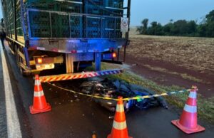 Homem de 28 anos morre após batida entre moto e caminhão na BR-163, entre Mercedes e Marechal Rondon