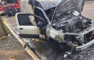 Automóvel fica destruído após incêndio na Rua Sete de Setembro, em Marechal Cândido Rondon