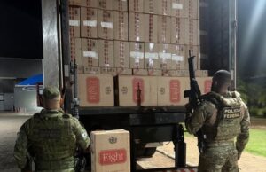PF e BPFron apreendem cerca de 800 caixas de cigarros contrabandeados em Mercedes