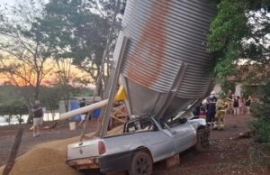 Dois homens ficam presos nas ferragens após Saveiro bater contra silo na PR-589, em Toledo