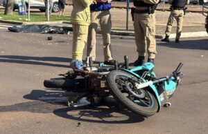 Mulher morre e homem fica gravemente ferido após colisão entre moto e ônibus no Centro de Cascavel
