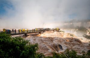 Cataratas do Iguaçu mantêm vazão acima de 7 milhões de litros por segundo nesta quinta-feira