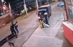 📺 Carga de cerveja é saqueada após tombamento com vítima fatal na Ruta PY02 em Ciudad del Este aminhão de Cerveja tomba e povão tenta saquear