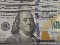 Dólar recua abaixo de R$ 5 após primeiro turno das eleições presidenciais