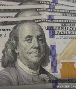 Dólar recua abaixo de R$ 5 após primeiro turno das eleições presidenciais