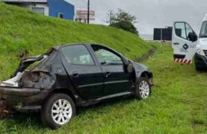 Peugeot capota na PRC-467 em Cascavel