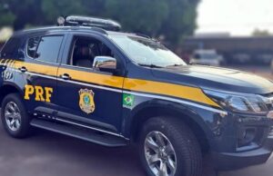 PRF apreende cerca de 300 caixas de cigarros contrabandeados escondidas em caminhão em Cascavel
