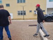 Homem é detido após ser flagrado tentando furtar fios em casa de policial em Cascavel