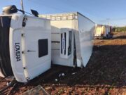 Caminhão carregado com frios tomba e deixa homem ferido na rodovia entre Marechal Rondon e Margarida