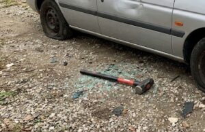 Carro é destruído a marretadas em Pato Bragado após briga no dia anterior